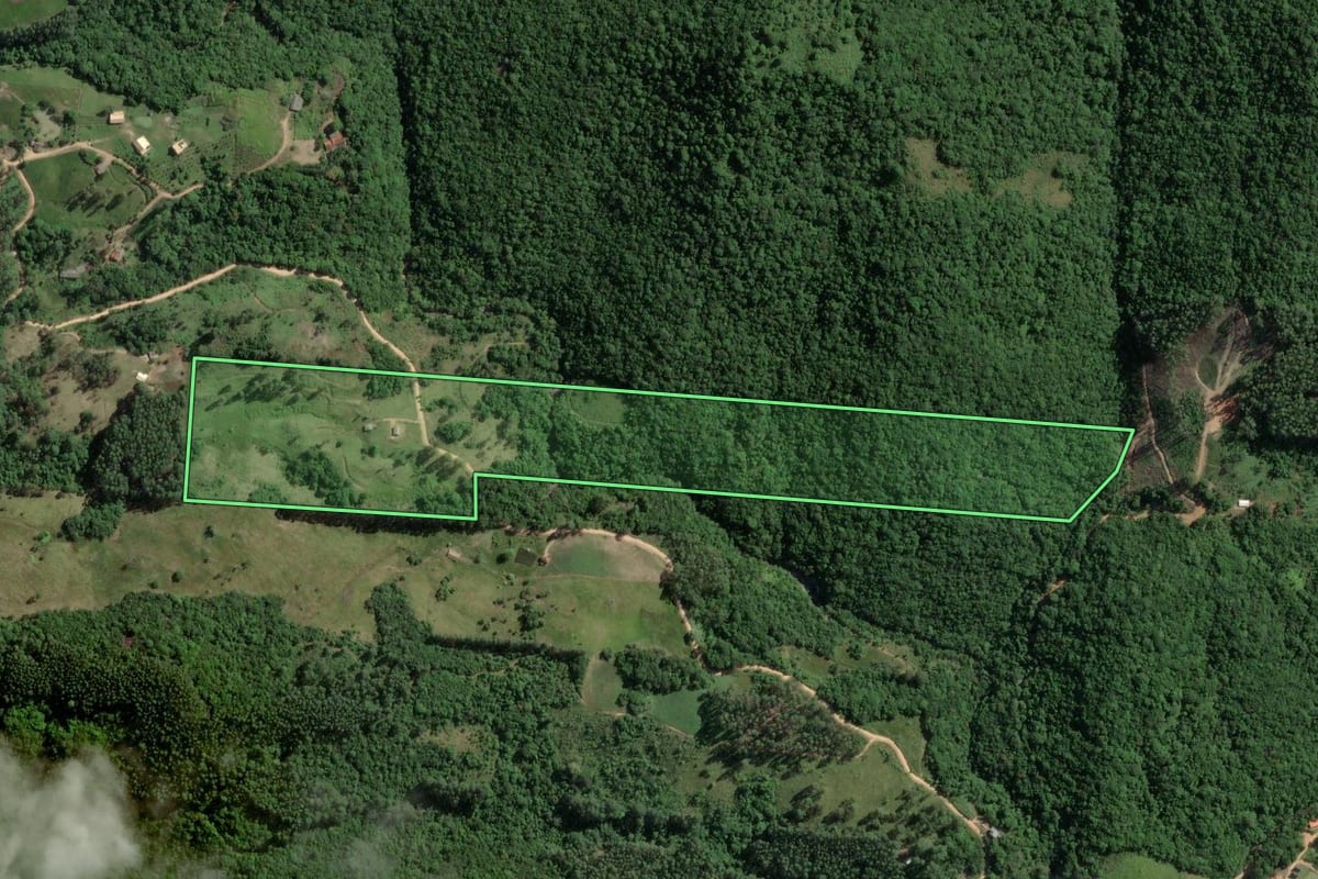 Imagem de satélite do imóvel rural em Imaruí (SC), com o contorno declarado no CAR desenhado por cima.