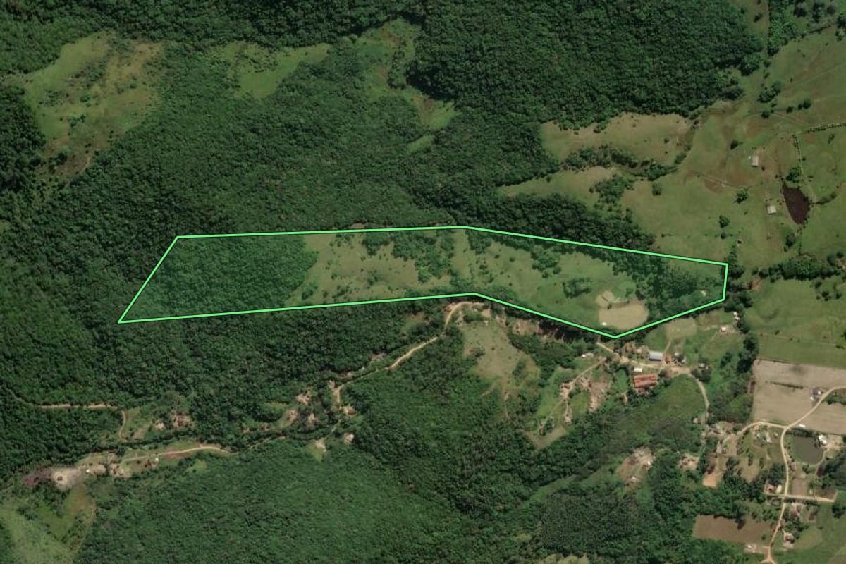 Imagem de satélite do imóvel rural em Imaruí (SC), com o contorno declarado no CAR desenhado por cima.
