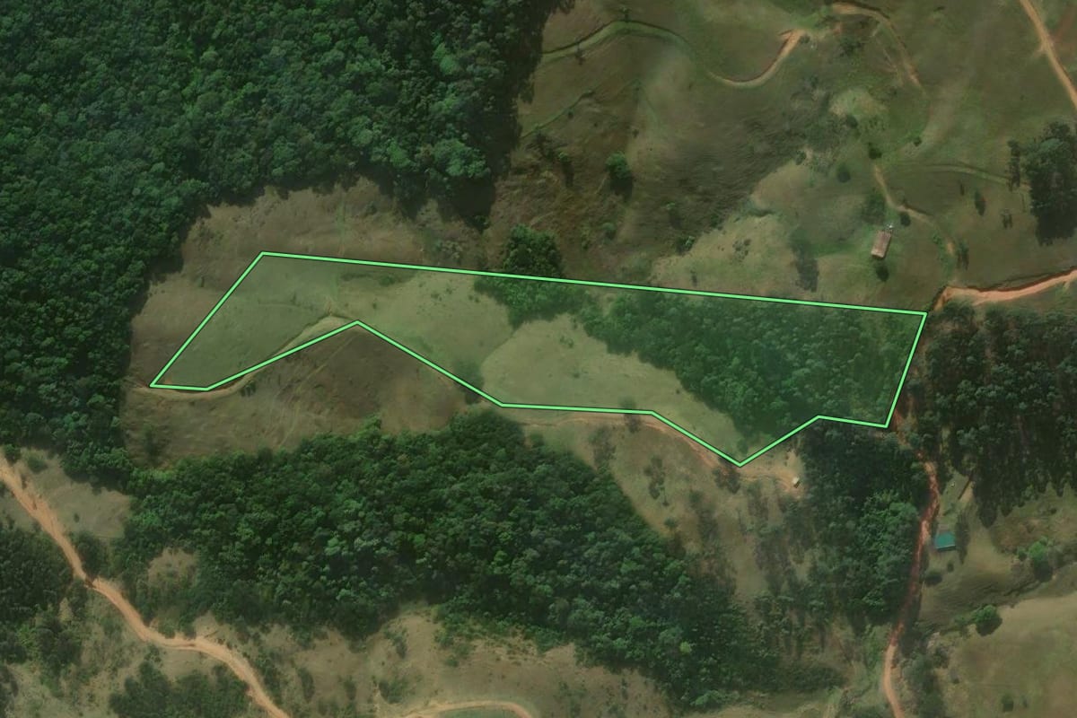 Imagem de satélite do imóvel rural em Imaruí (SC), com o contorno declarado no CAR desenhado por cima.