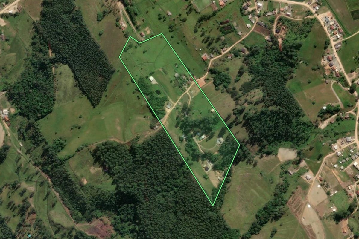 Imagem de satélite do imóvel rural em Imaruí (SC), com o contorno declarado no CAR desenhado por cima.