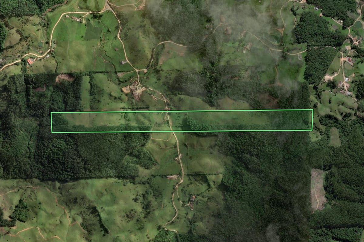 Imagem de satélite do imóvel rural em Imaruí (SC), com o contorno declarado no CAR desenhado por cima.