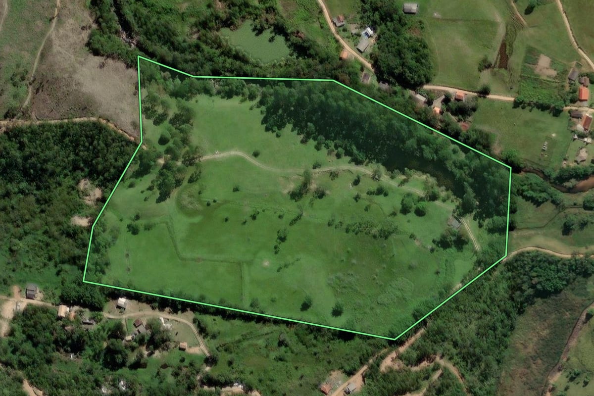 Imagem de satélite do imóvel rural em Imaruí (SC), com o contorno declarado no CAR desenhado por cima.