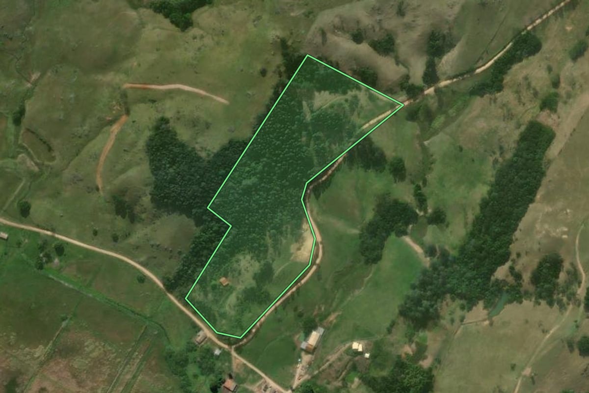 Imagem de satélite do imóvel rural em Imaruí (SC), com o contorno declarado no CAR desenhado por cima.