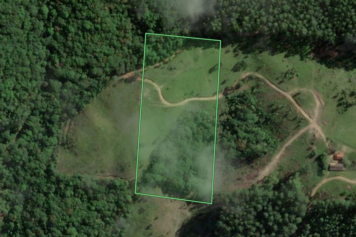 Imagem de satélite do imóvel rural em Imaruí (SC), com o contorno declarado no CAR desenhado por cima.