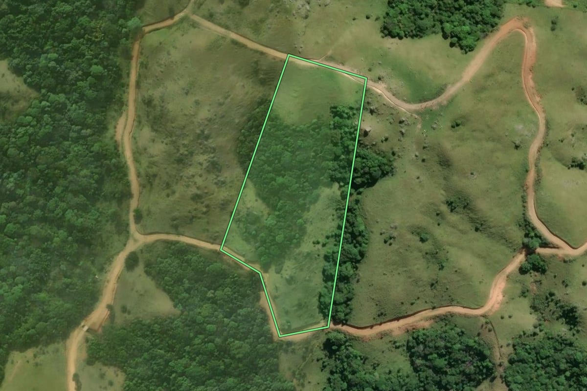 Imagem de satélite do imóvel rural em Imaruí (SC), com o contorno declarado no CAR desenhado por cima.