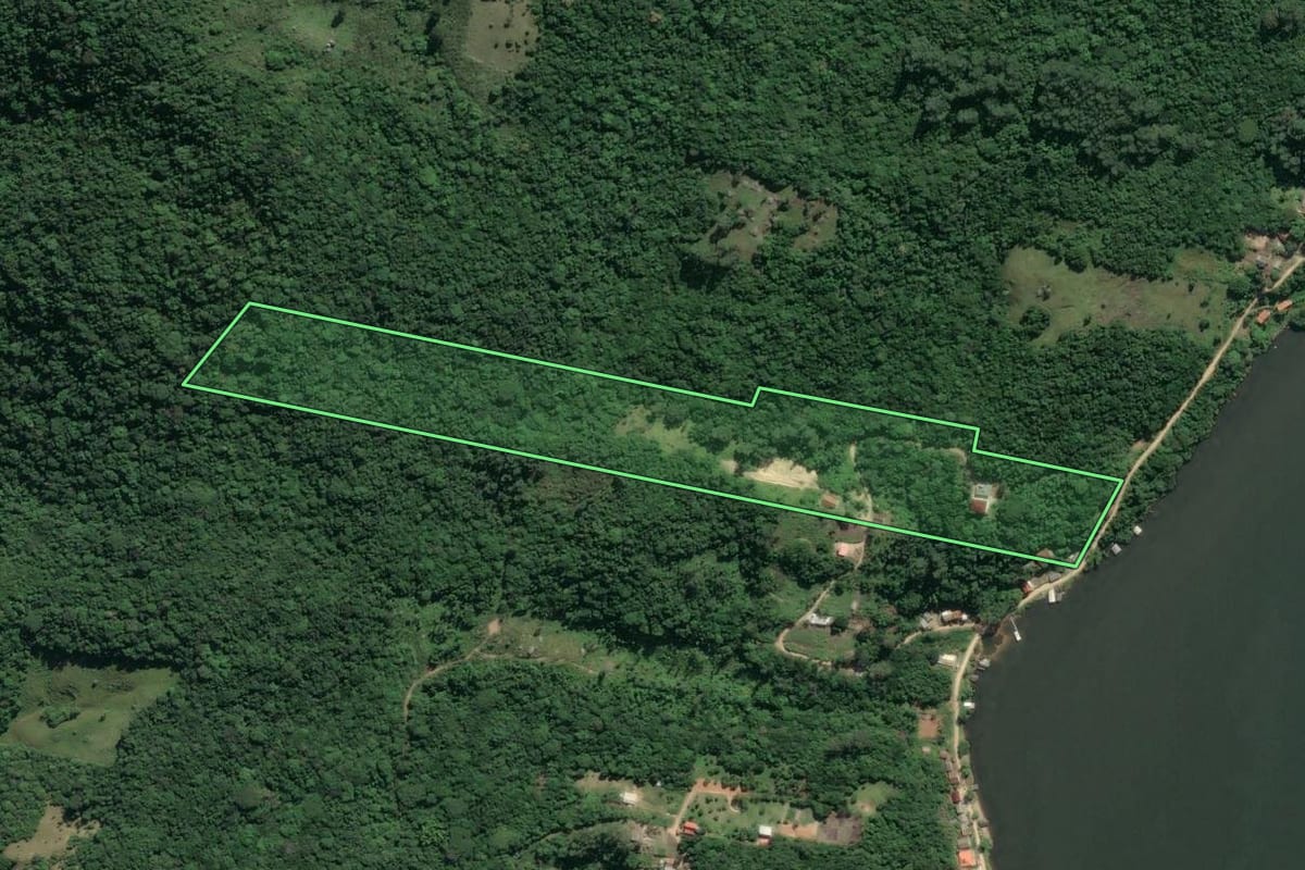 Imagem de satélite do imóvel rural em Imaruí (SC), com o contorno declarado no CAR desenhado por cima.