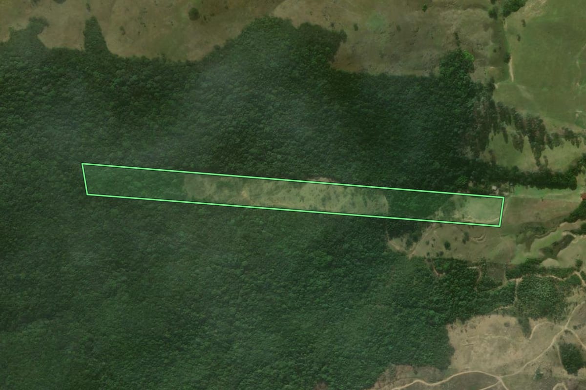 Imagem de satélite do imóvel rural em Imaruí (SC), com o contorno declarado no CAR desenhado por cima.