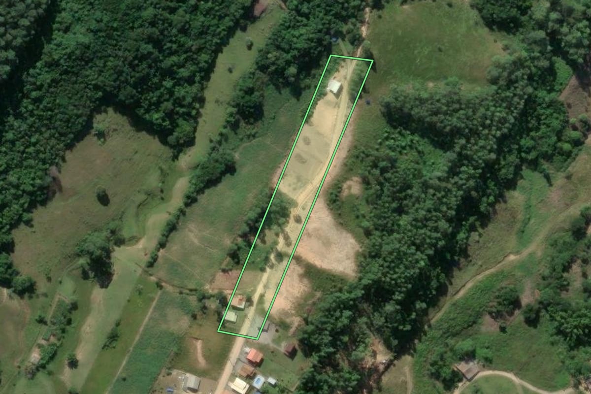 Imagem de satélite do imóvel rural em Imaruí (SC), com o contorno declarado no CAR desenhado por cima.