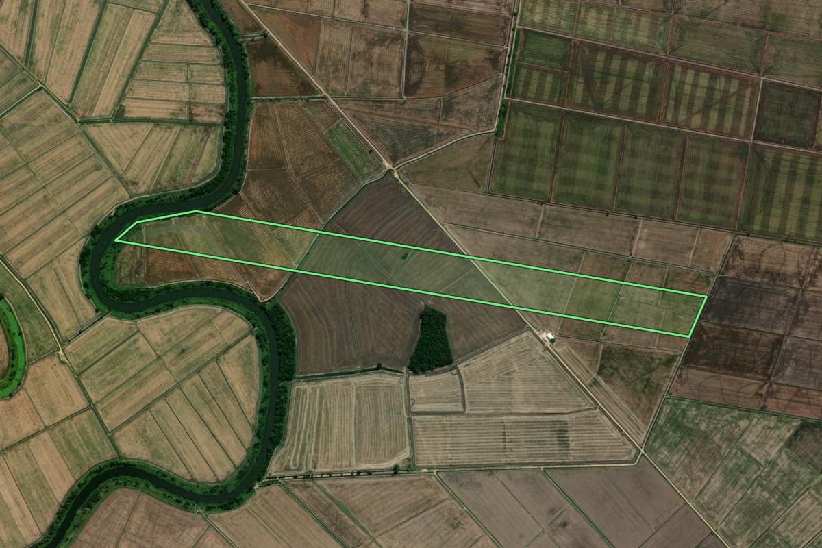 Imagem de satélite do imóvel rural em Imbituba (SC), com o contorno declarado no CAR desenhado por cima.