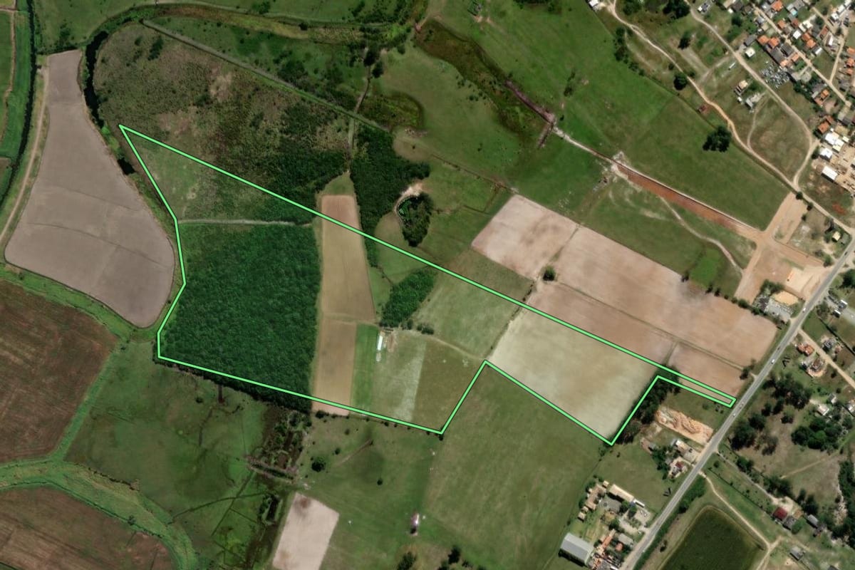 Imagem de satélite do imóvel rural em Imbituba (SC), com o contorno declarado no CAR desenhado por cima.