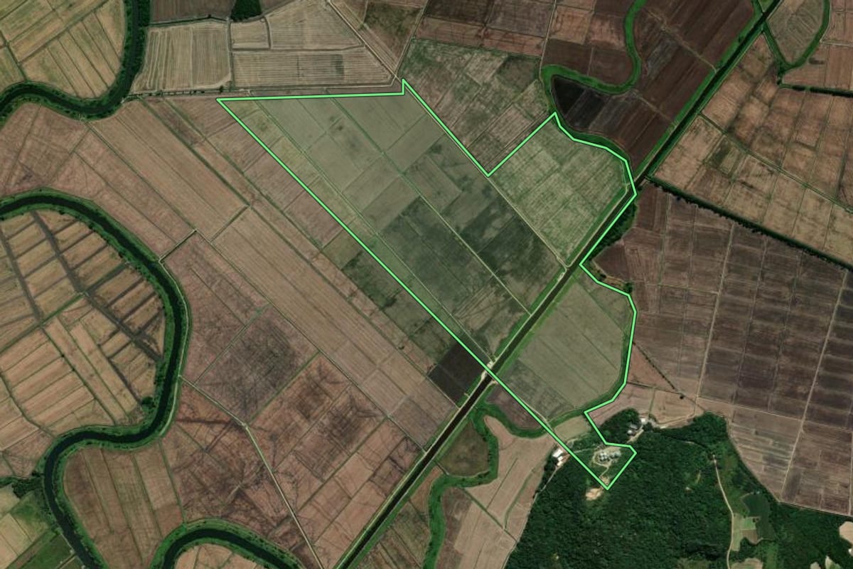 Imagem de satélite do imóvel rural em Imbituba (SC), com o contorno declarado no CAR desenhado por cima.