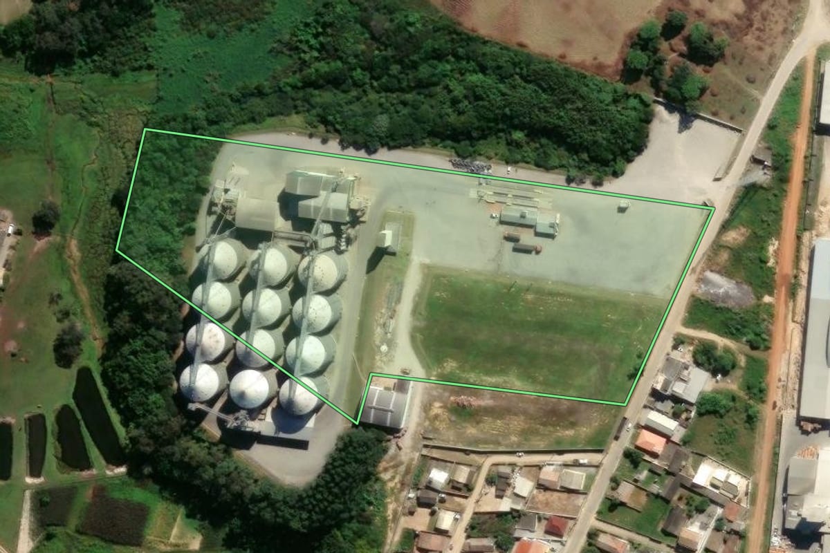 Imagem de satélite do imóvel rural em Imbituba (SC), com o contorno declarado no CAR desenhado por cima.