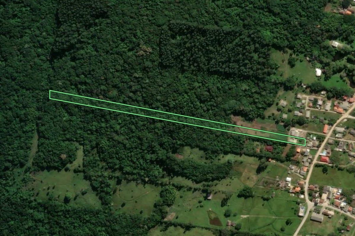 Imagem de satélite do imóvel rural em Imbituba (SC), com o contorno declarado no CAR desenhado por cima.