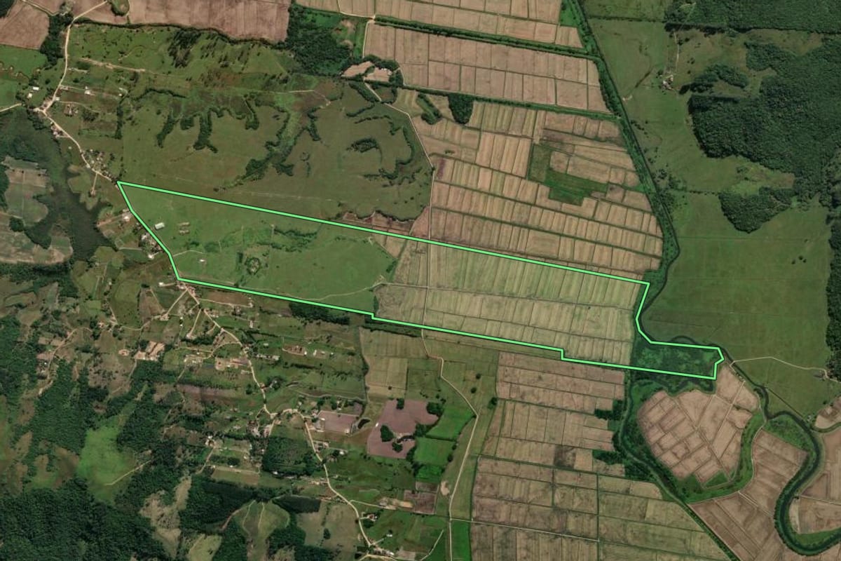 Imagem de satélite do imóvel rural em Imbituba (SC), com o contorno declarado no CAR desenhado por cima.