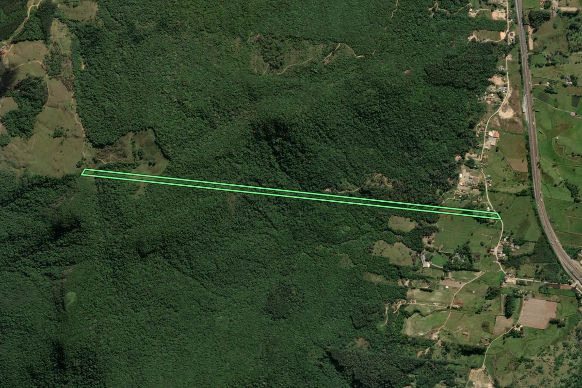 Imagem de satélite do imóvel rural em Imbituba (SC), com o contorno declarado no CAR desenhado por cima.