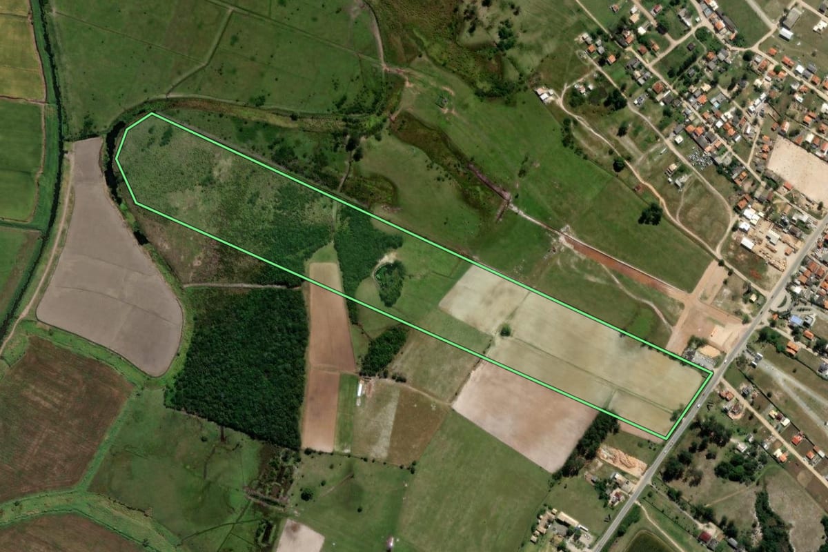Imagem de satélite do imóvel rural em Imbituba (SC), com o contorno declarado no CAR desenhado por cima.