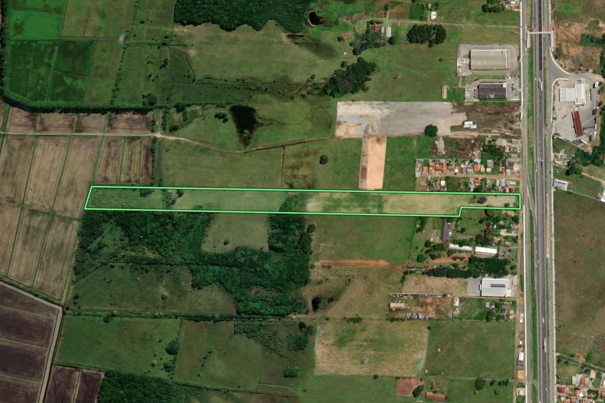 Imagem de satélite do imóvel rural em Imbituba (SC), com o contorno declarado no CAR desenhado por cima.