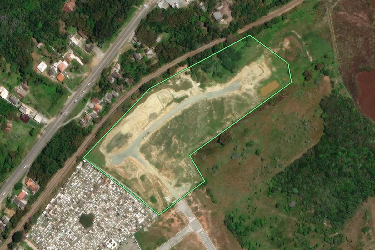 Imagem de satélite do imóvel rural em Imbituba (SC), com o contorno declarado no CAR desenhado por cima.