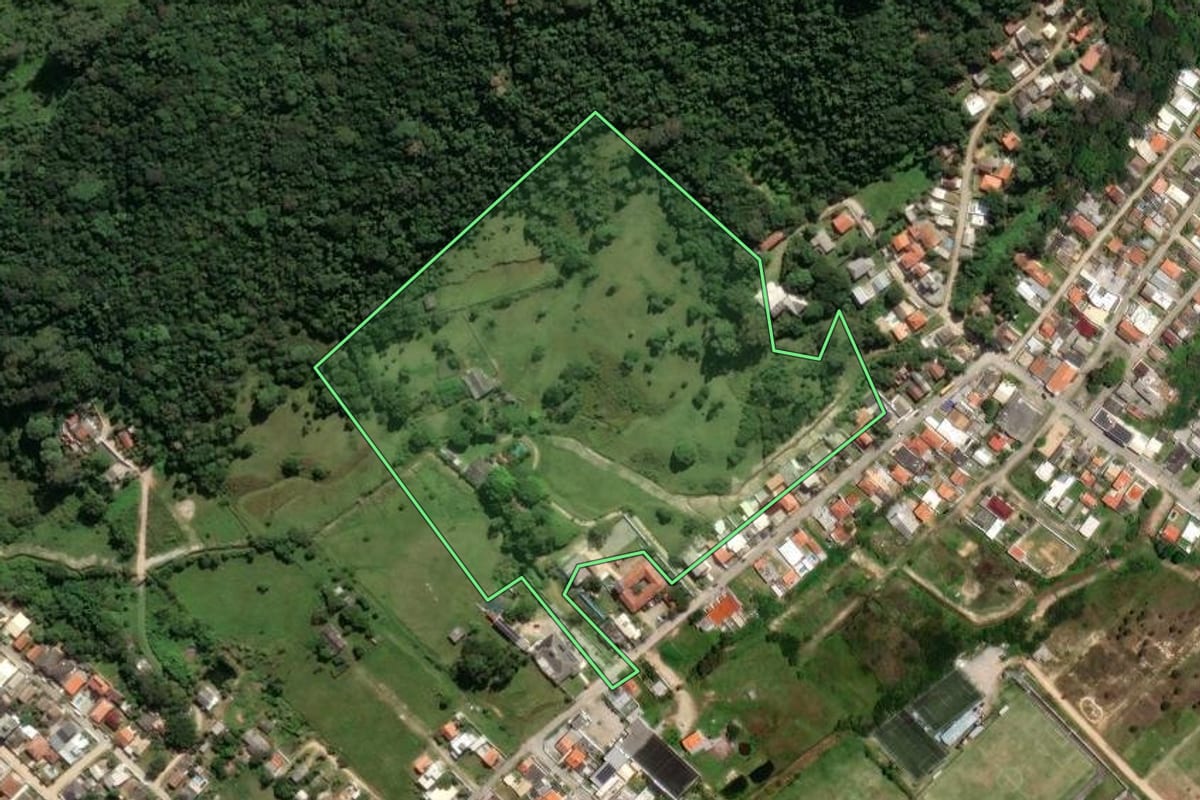 Imagem de satélite do imóvel rural em Imbituba (SC), com o contorno declarado no CAR desenhado por cima.