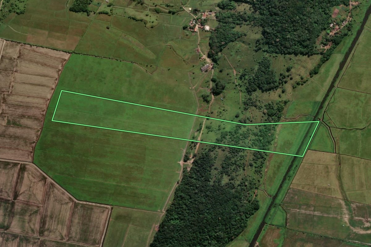 Imagem de satélite do imóvel rural em Imbituba (SC), com o contorno declarado no CAR desenhado por cima.