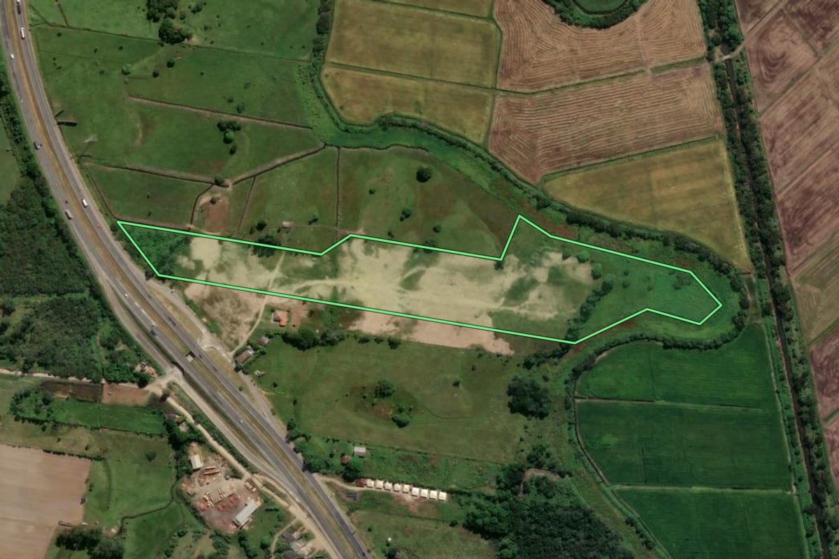Imagem de satélite do imóvel rural em Imbituba (SC), com o contorno declarado no CAR desenhado por cima.