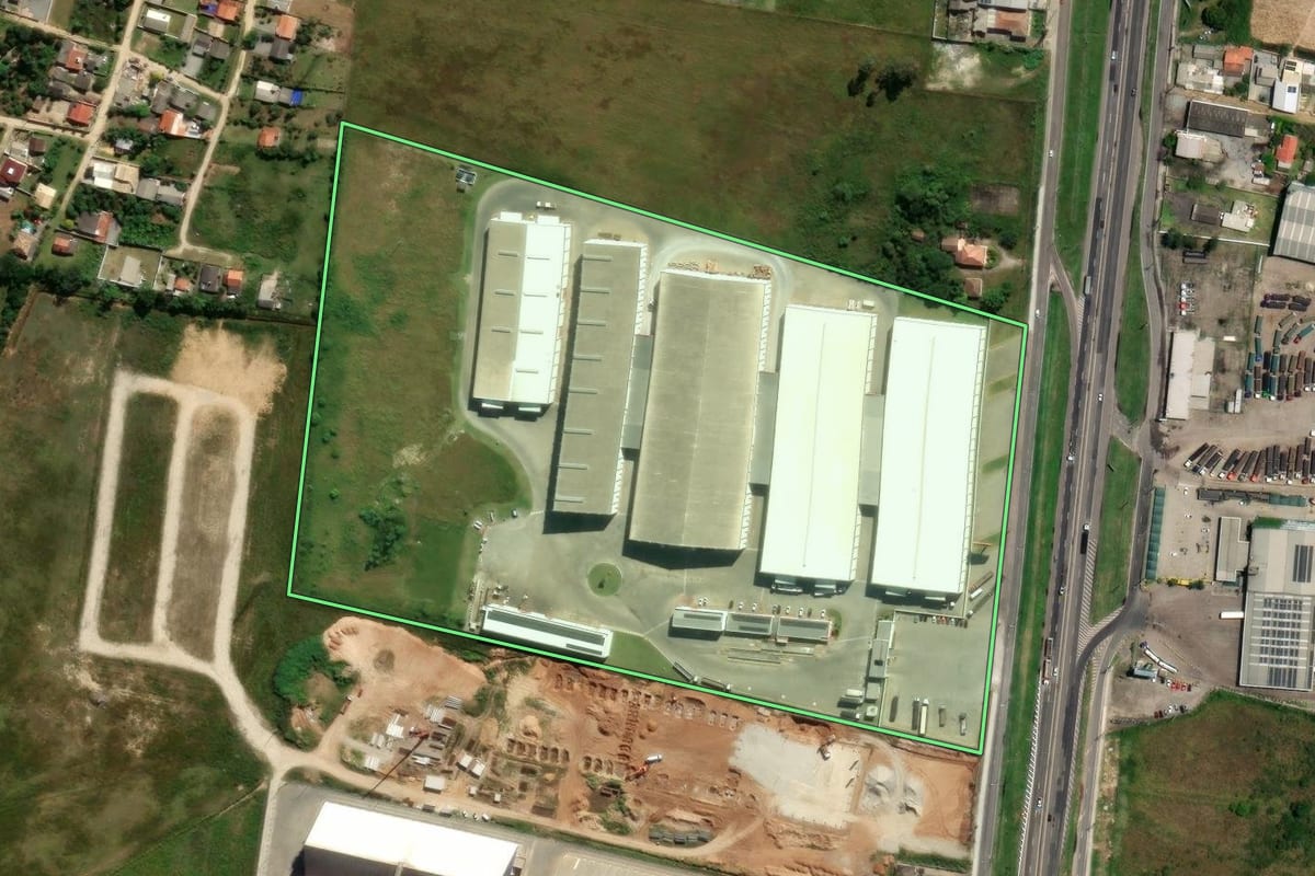 Imagem de satélite do imóvel rural em Imbituba (SC), com o contorno declarado no CAR desenhado por cima.