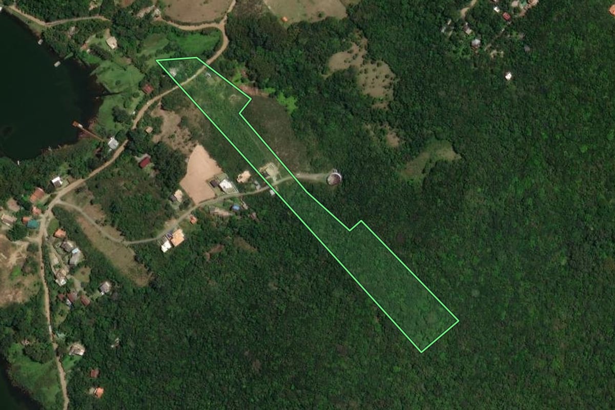 Imagem de satélite do imóvel rural em Imbituba (SC), com o contorno declarado no CAR desenhado por cima.
