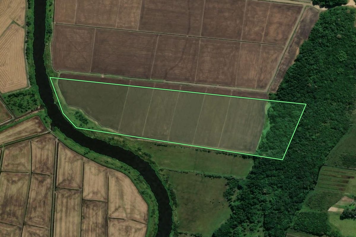 Imagem de satélite do imóvel rural em Imbituba (SC), com o contorno declarado no CAR desenhado por cima.