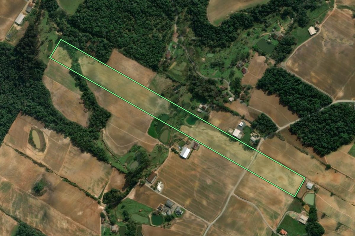 Imagem de satélite do imóvel rural em Imbuia (SC), com o contorno declarado no CAR desenhado por cima.