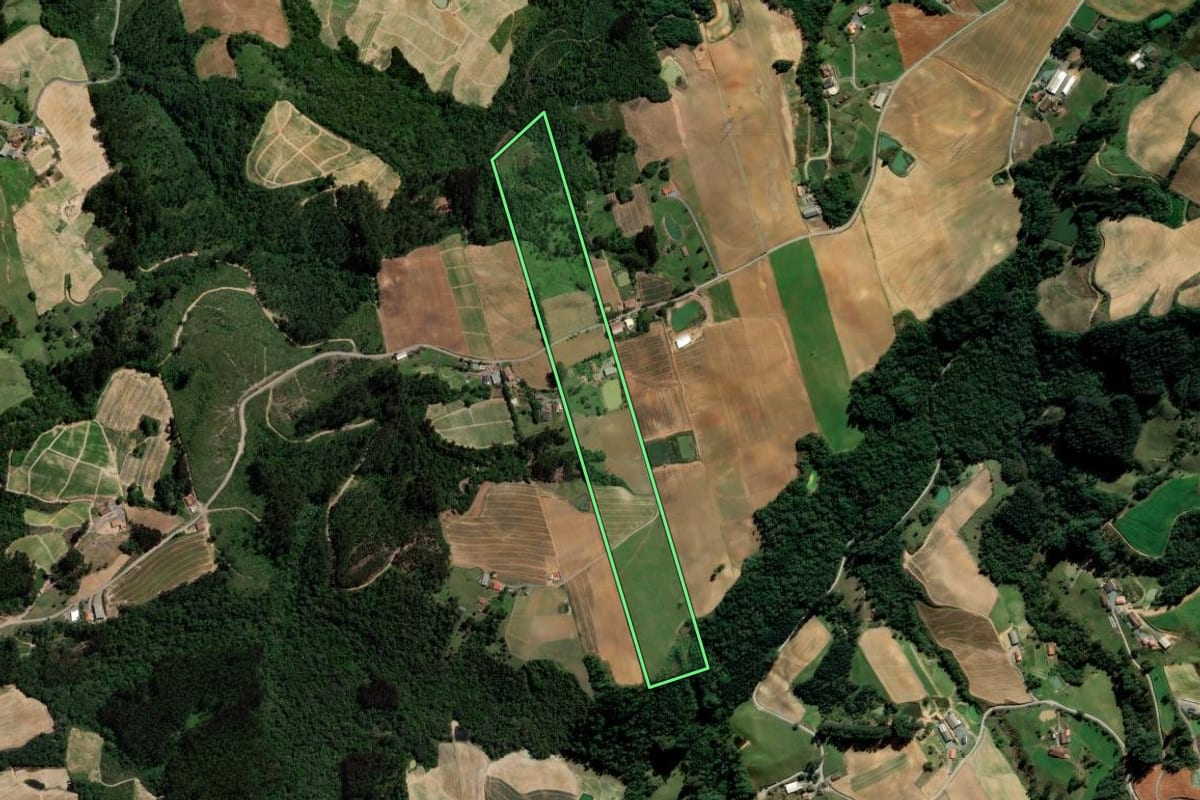 Imagem de satélite do imóvel rural em Imbuia (SC), com o contorno declarado no CAR desenhado por cima.