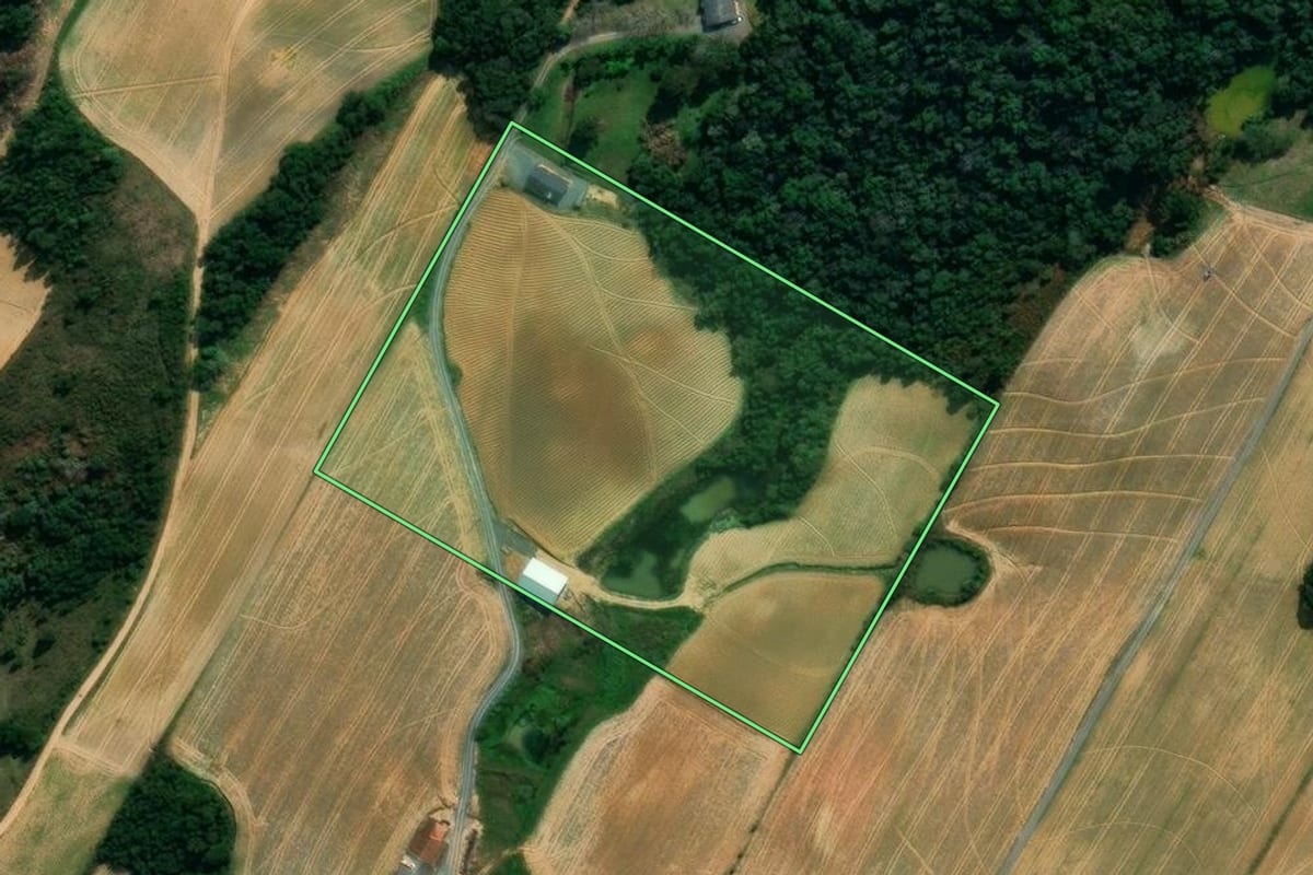 Imagem de satélite do imóvel rural em Imbuia (SC), com o contorno declarado no CAR desenhado por cima.