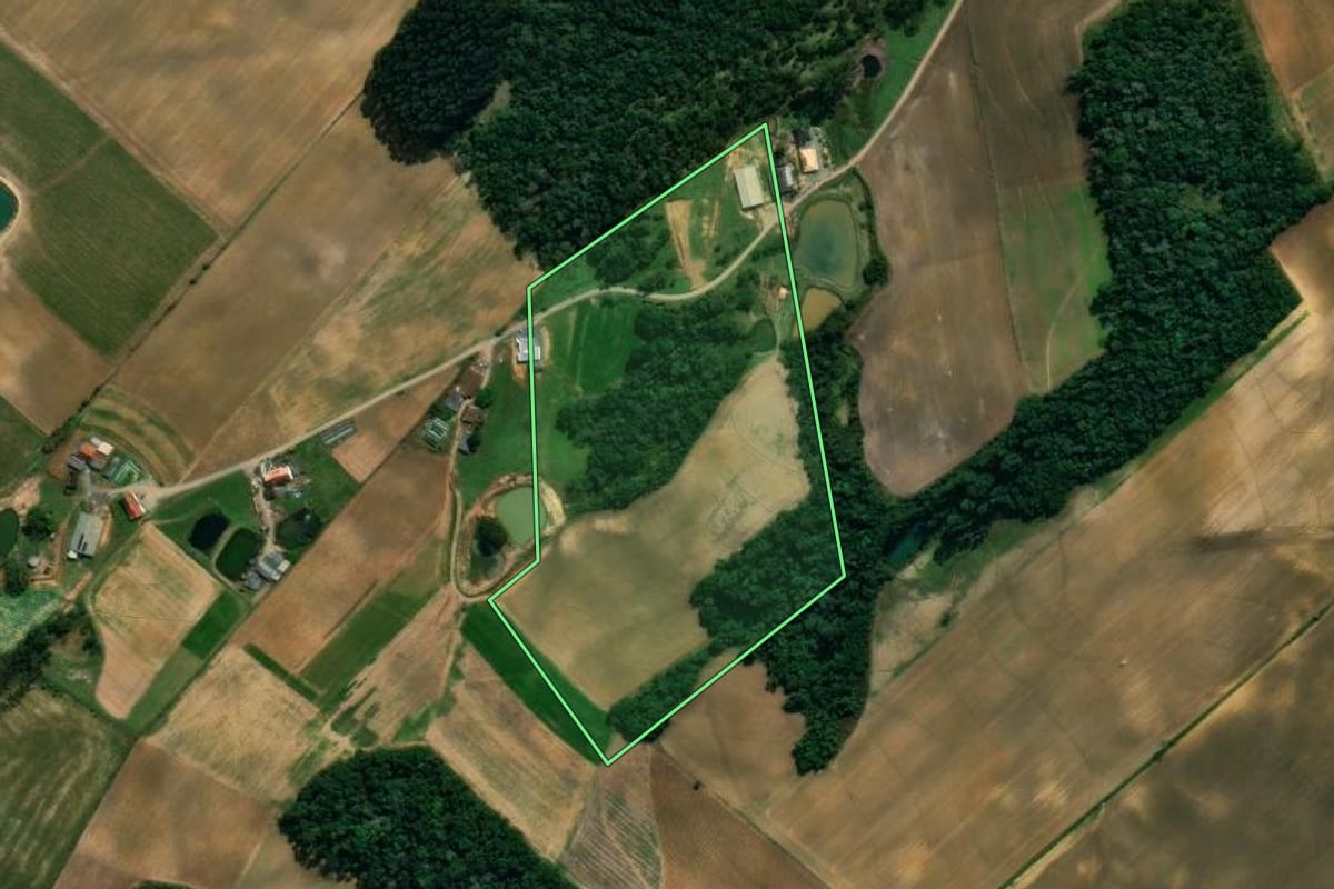 Imagem de satélite do imóvel rural em Imbuia (SC), com o contorno declarado no CAR desenhado por cima.