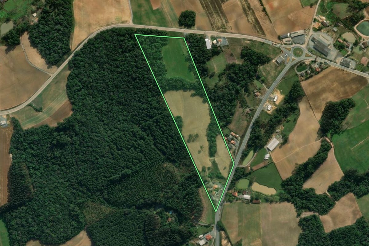 Imagem de satélite do imóvel rural em Imbuia (SC), com o contorno declarado no CAR desenhado por cima.