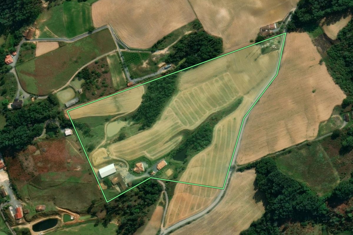 Imagem de satélite do imóvel rural em Imbuia (SC), com o contorno declarado no CAR desenhado por cima.