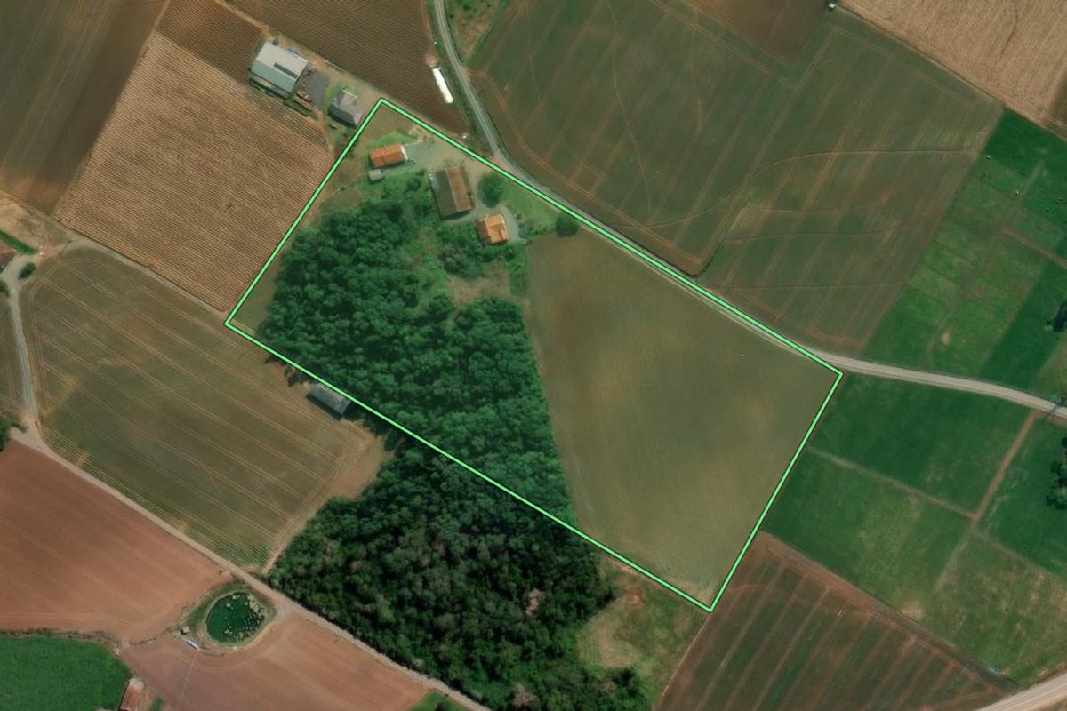 Imagem de satélite do imóvel rural em Imbuia (SC), com o contorno declarado no CAR desenhado por cima.