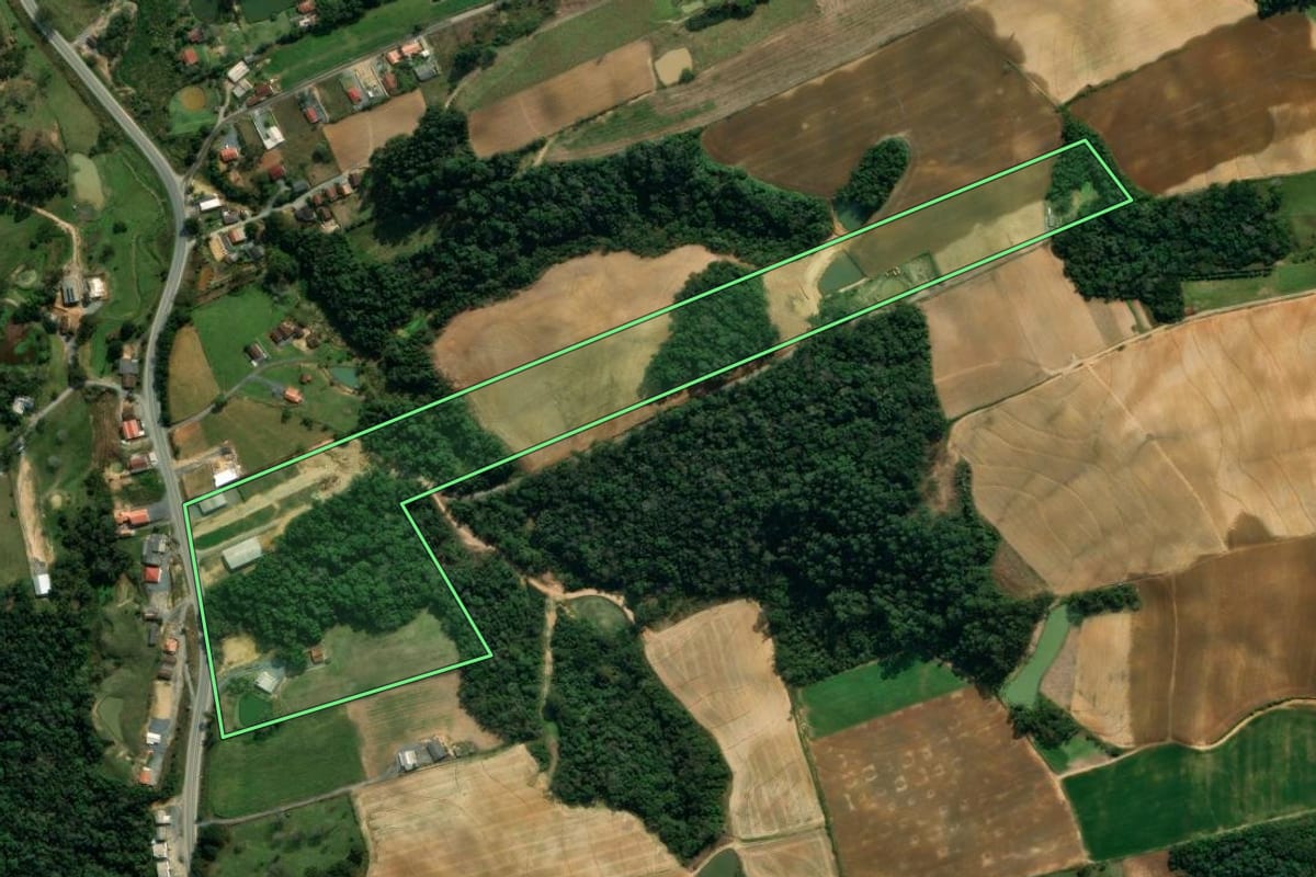 Imagem de satélite do imóvel rural em Imbuia (SC), com o contorno declarado no CAR desenhado por cima.