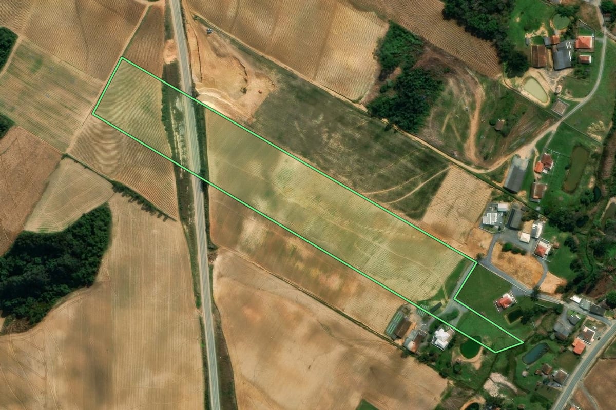 Imagem de satélite do imóvel rural em Imbuia (SC), com o contorno declarado no CAR desenhado por cima.