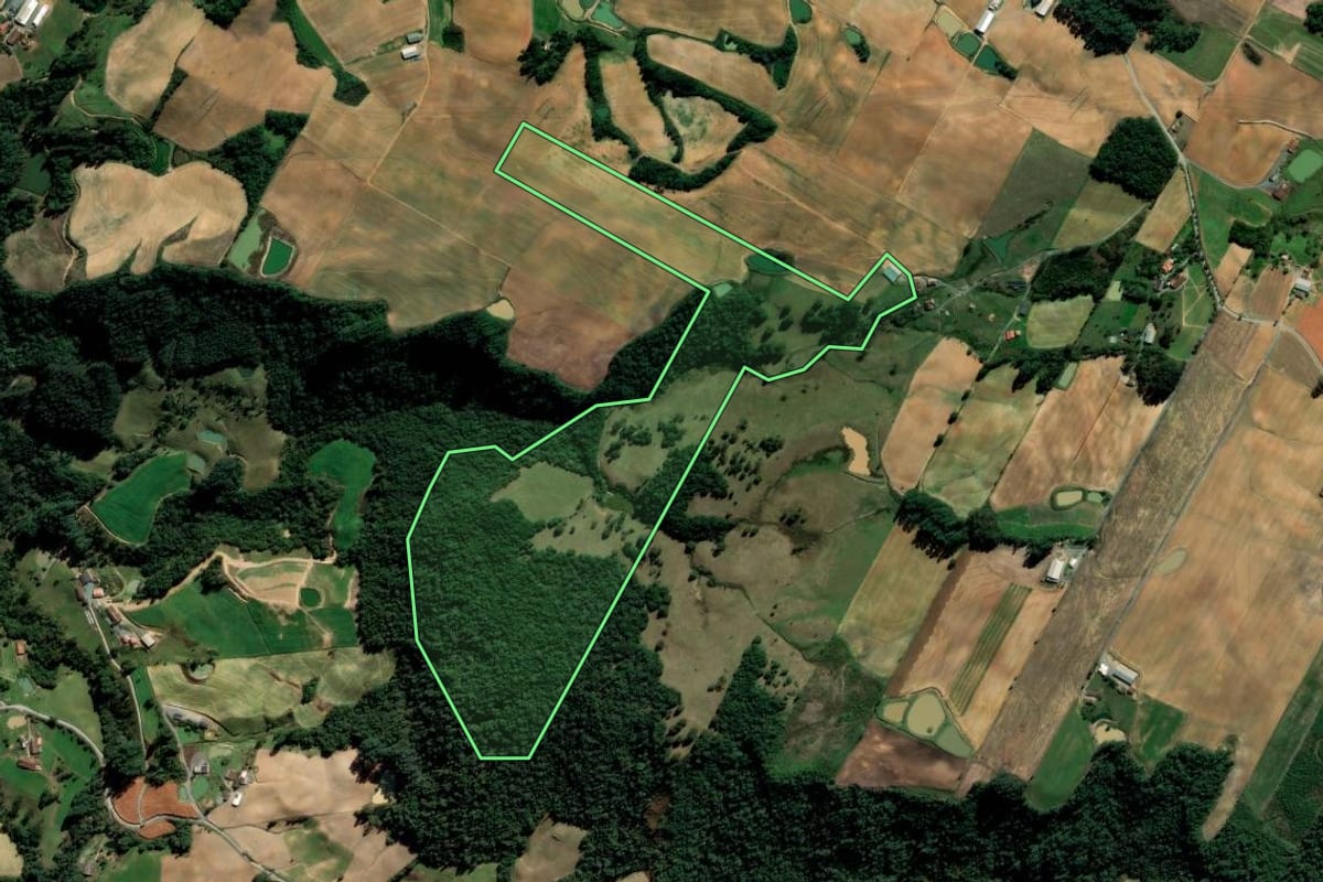 Imagem de satélite do imóvel rural em Imbuia (SC), com o contorno declarado no CAR desenhado por cima.