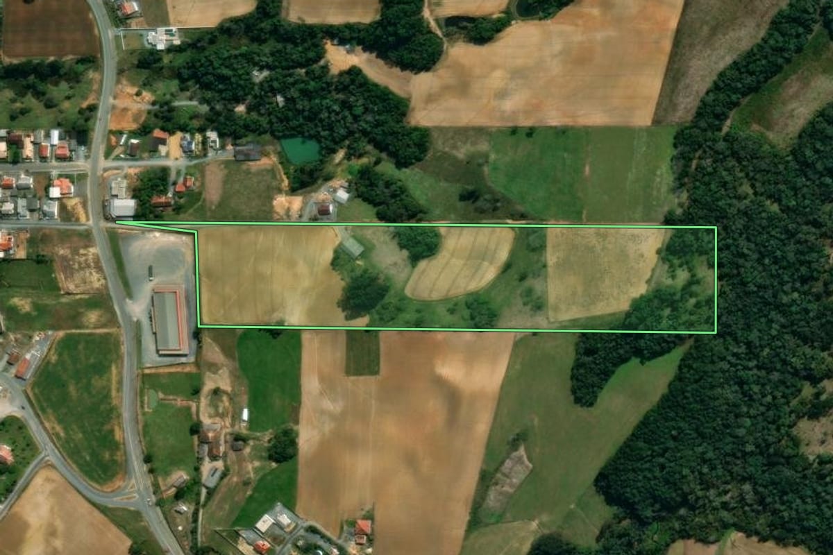 Imagem de satélite do imóvel rural em Imbuia (SC), com o contorno declarado no CAR desenhado por cima.