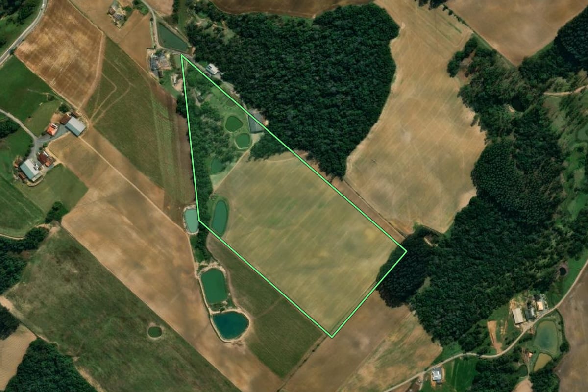 Imagem de satélite do imóvel rural em Imbuia (SC), com o contorno declarado no CAR desenhado por cima.