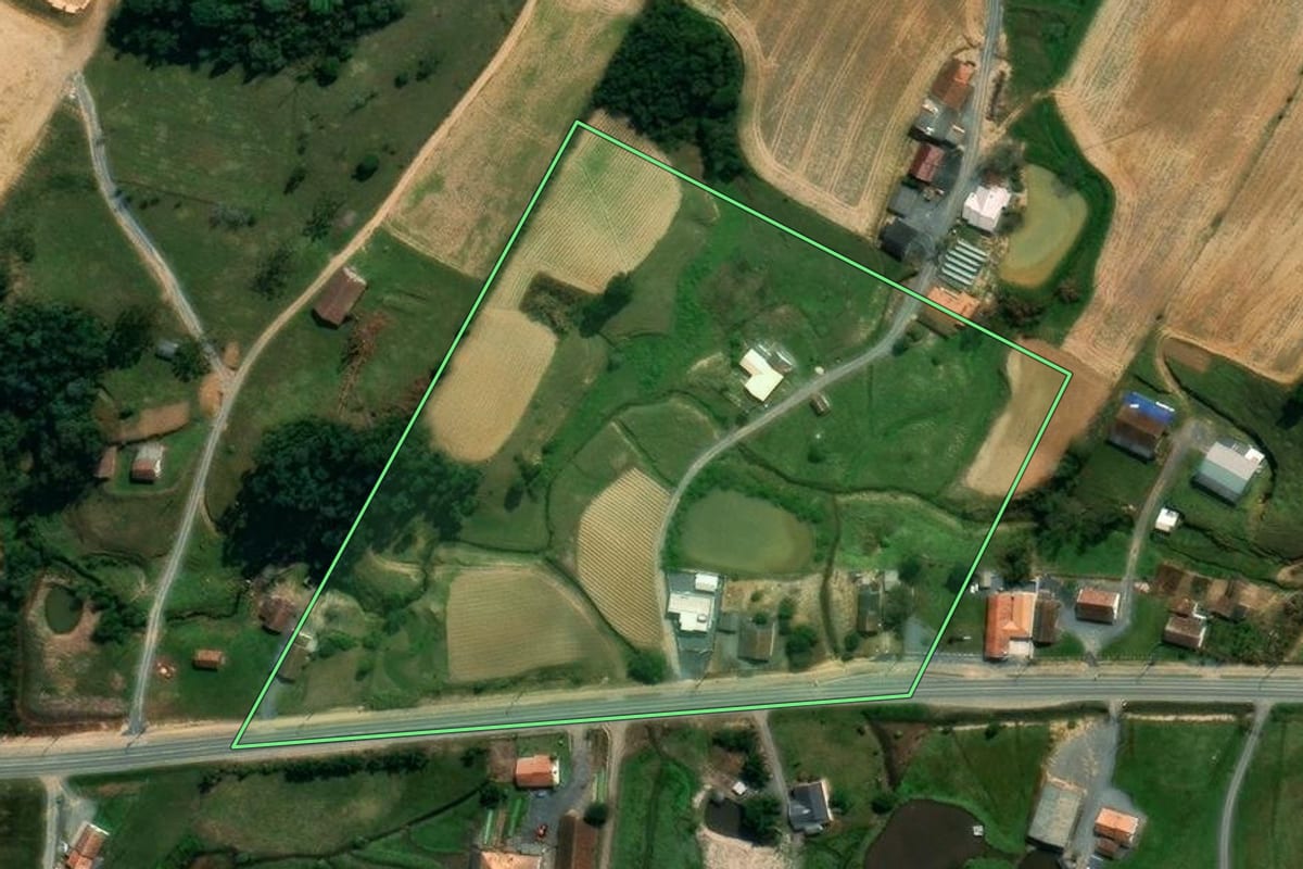 Imagem de satélite do imóvel rural em Imbuia (SC), com o contorno declarado no CAR desenhado por cima.