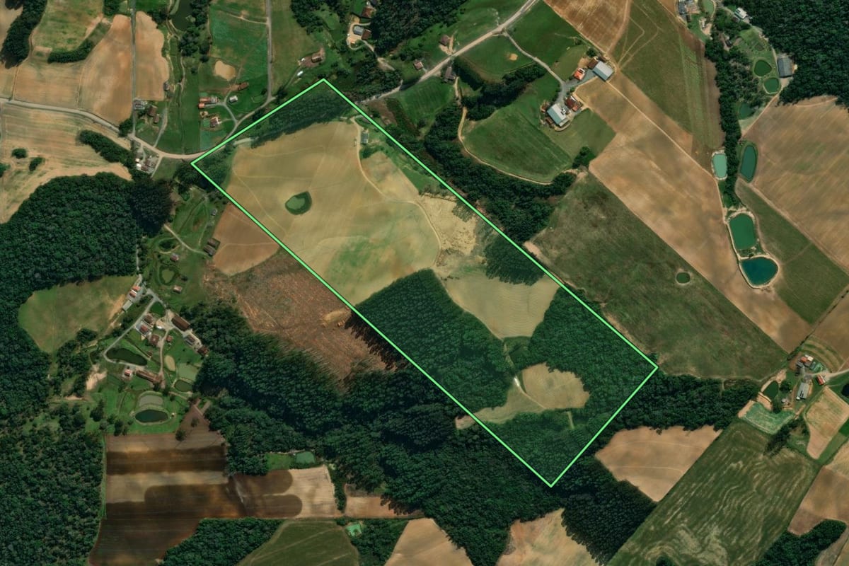 Imagem de satélite do imóvel rural em Imbuia (SC), com o contorno declarado no CAR desenhado por cima.