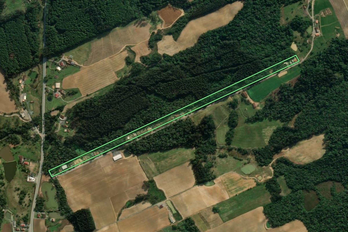 Imagem de satélite do imóvel rural em Imbuia (SC), com o contorno declarado no CAR desenhado por cima.