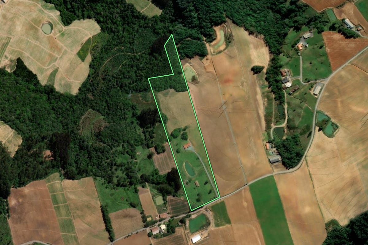 Imagem de satélite do imóvel rural em Imbuia (SC), com o contorno declarado no CAR desenhado por cima.