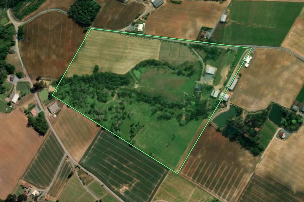 Imagem de satélite do imóvel rural em Imbuia (SC), com o contorno declarado no CAR desenhado por cima.