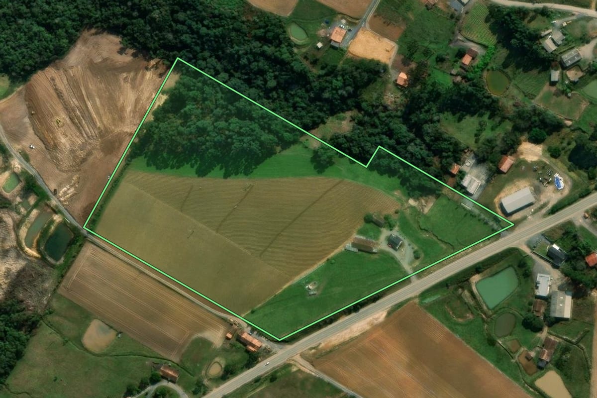 Imagem de satélite do imóvel rural em Imbuia (SC), com o contorno declarado no CAR desenhado por cima.