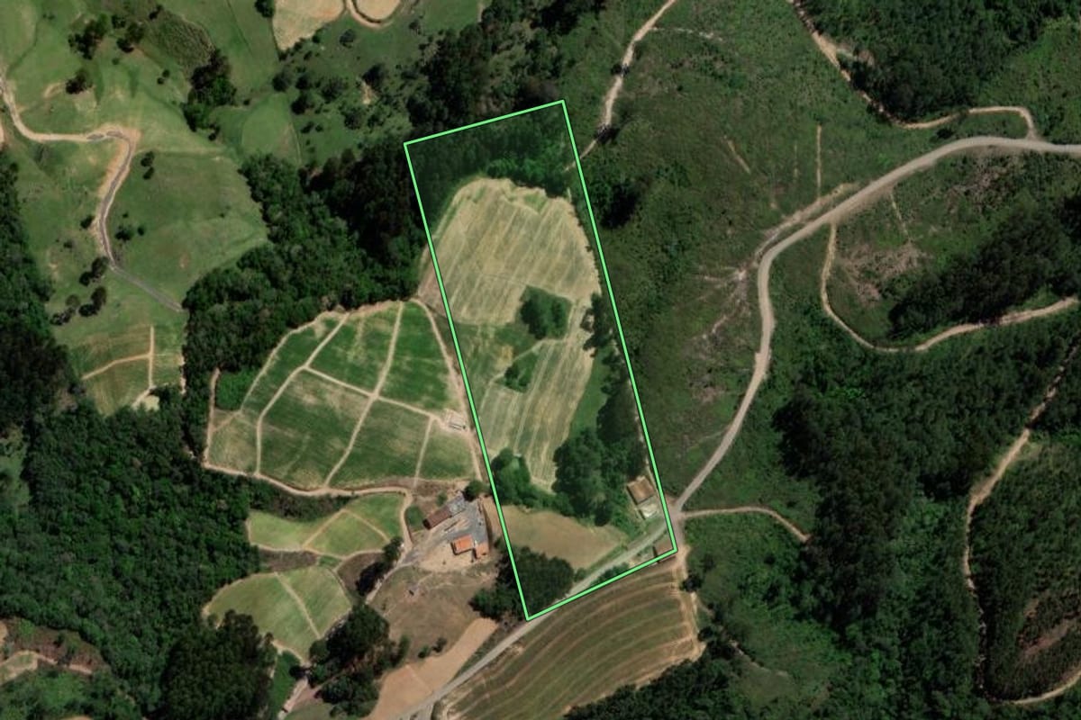 Imagem de satélite do imóvel rural em Imbuia (SC), com o contorno declarado no CAR desenhado por cima.