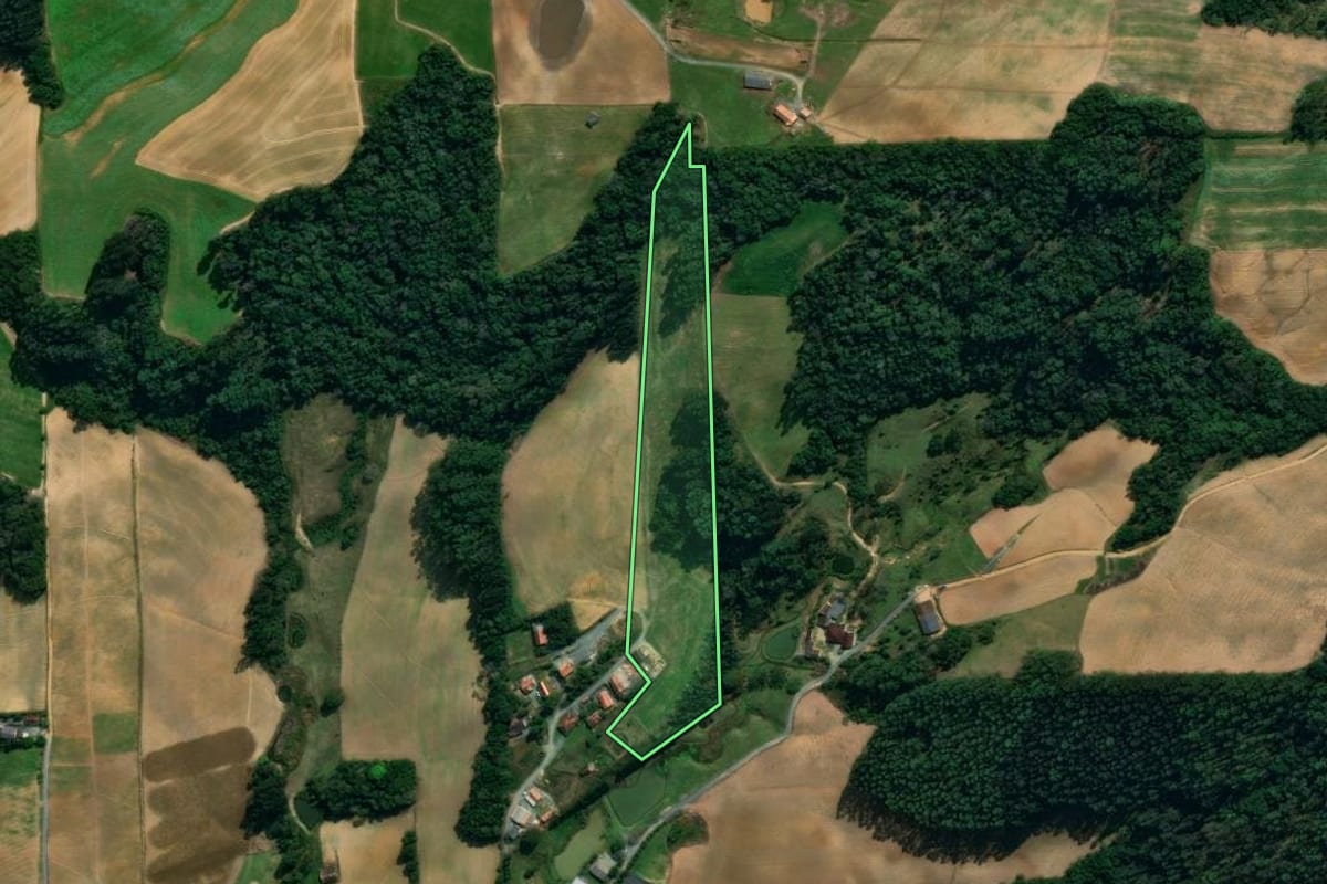 Imagem de satélite do imóvel rural em Imbuia (SC), com o contorno declarado no CAR desenhado por cima.