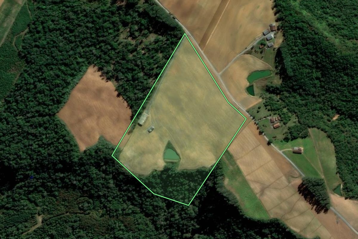 Imagem de satélite do imóvel rural em Imbuia (SC), com o contorno declarado no CAR desenhado por cima.