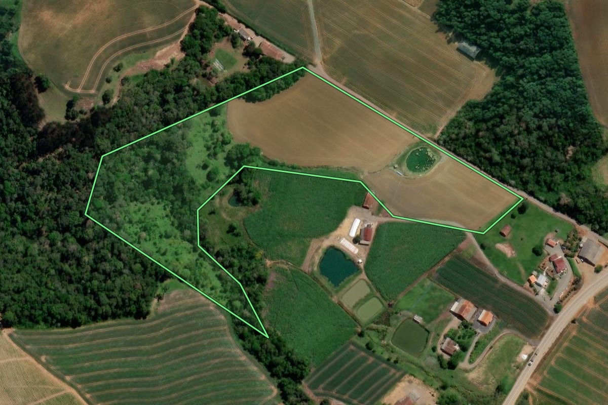 Imagem de satélite do imóvel rural em Imbuia (SC), com o contorno declarado no CAR desenhado por cima.